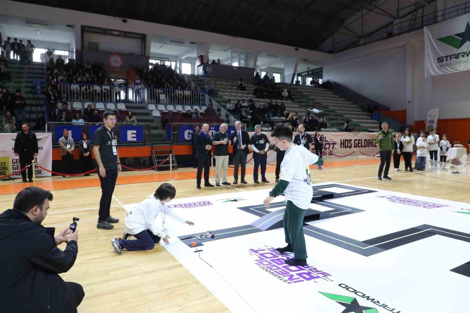 İnegöl’ün mucitleri robotlarını yarıştırdı
