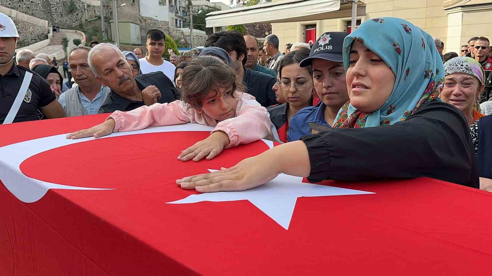 İngilizce olimpiyatında dünya üçüncüsü olan şehit kızı, söyledikleriyle valiye duygusal anlar yaşattı
