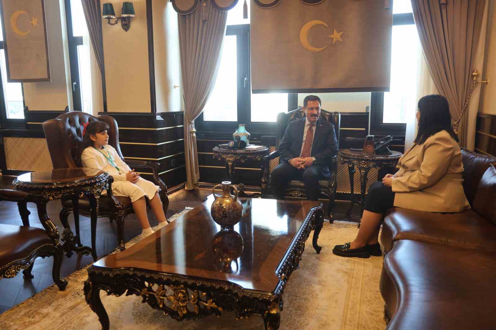 İngilizce olimpiyatında dünya üçüncüsü olan şehit kızı, söyledikleriyle valiye duygusal anlar yaşattı
