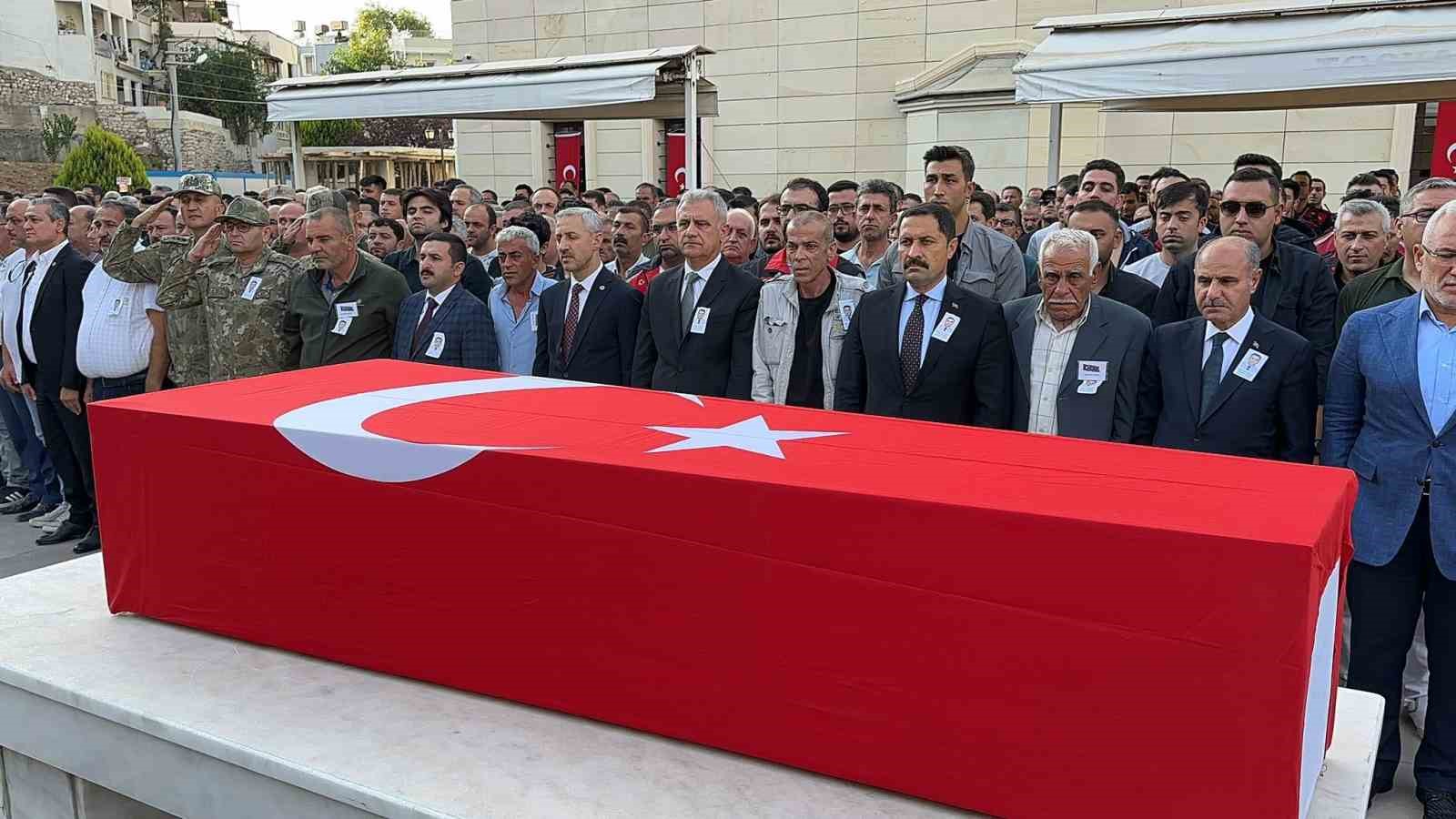 İngilizce olimpiyatında dünya üçüncüsü olan şehit kızı, söyledikleriyle valiye duygusal anlar yaşattı
