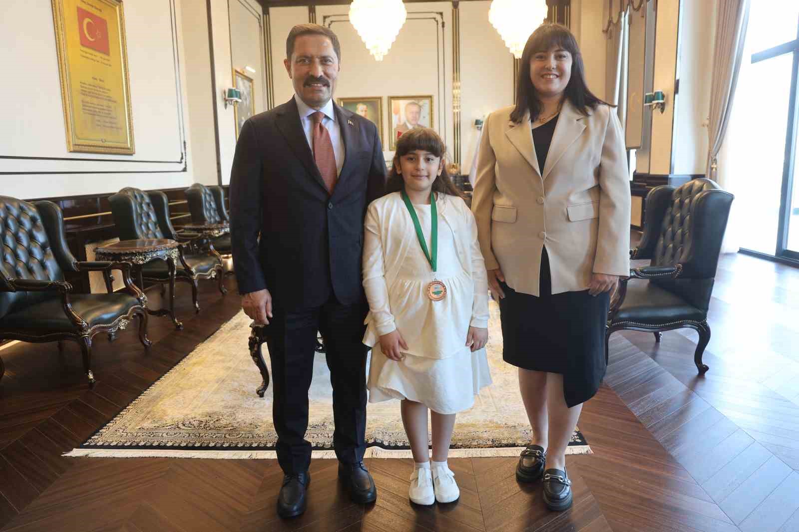 İngilizce olimpiyatında dünya üçüncüsü olan şehit kızı, söyledikleriyle valiye duygusal anlar yaşattı
