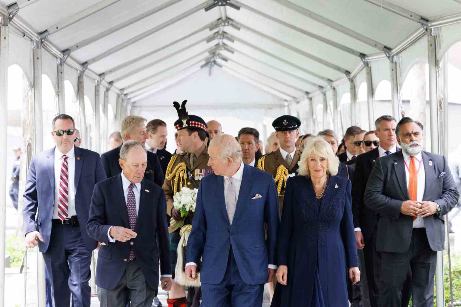 İngiltere Kralı III. Charles 11 Eylül Anıtı’nı ziyaret etti, kurban yakınlarıyla bir araya geldi
