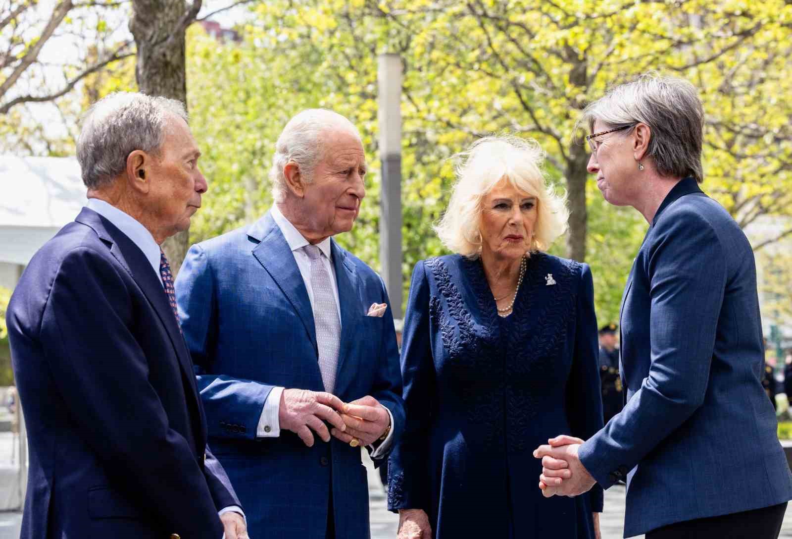 İngiltere Kralı III. Charles 11 Eylül Anıtı’nı ziyaret etti, kurban yakınlarıyla bir araya geldi
