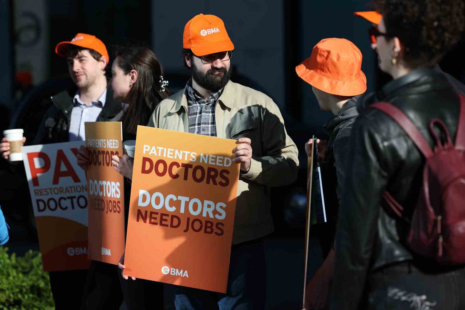 İngiltere’de doktorlardan 6 günlük iş bırakma eylemi
İngiltere’de doktorlardan 6 günlük iş bırakma eylemi