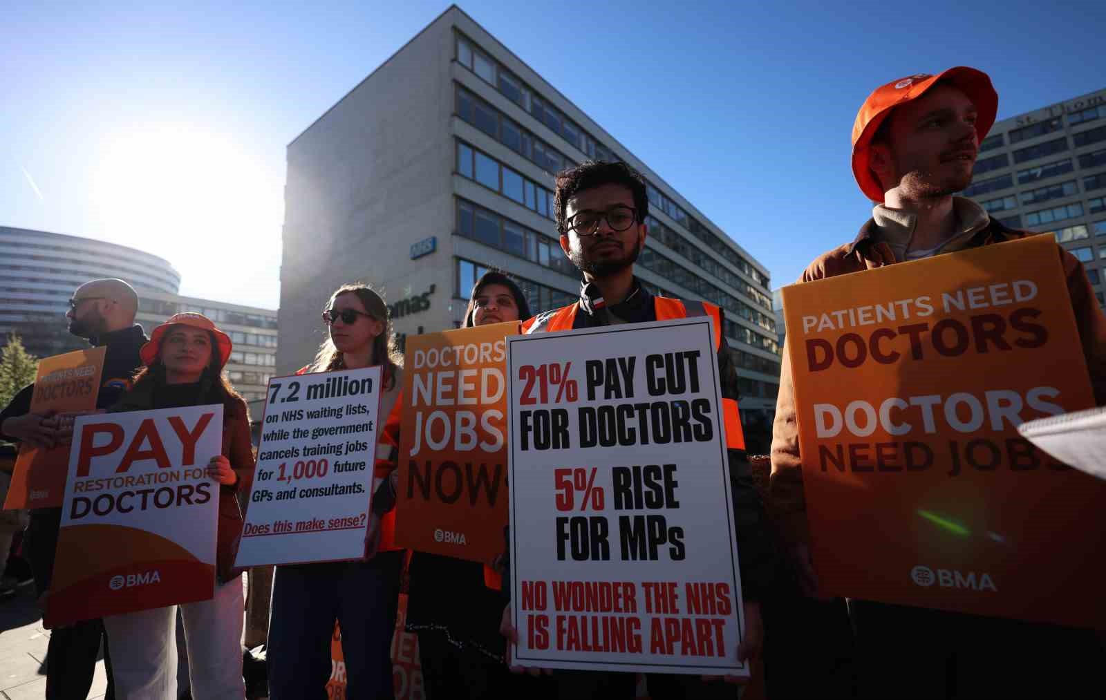 İngiltere’de doktorlardan 6 günlük iş bırakma eylemi
İngiltere’de doktorlardan 6 günlük iş bırakma eylemi