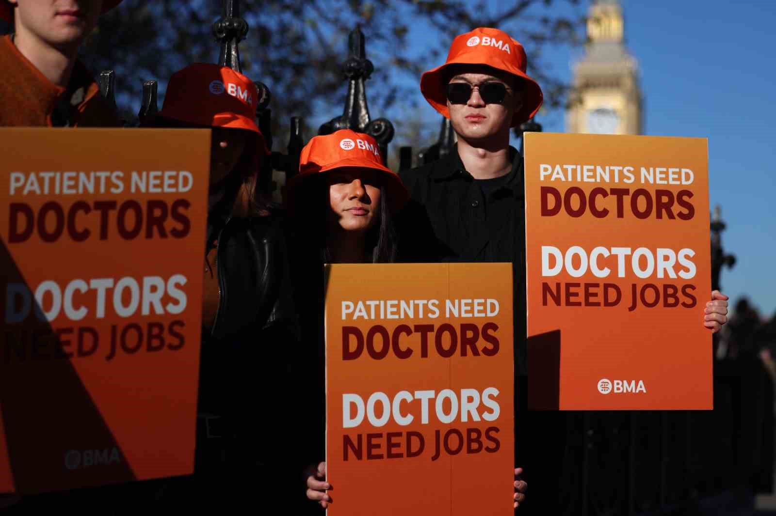 İngiltere’de doktorlardan 6 günlük iş bırakma eylemi
İngiltere’de doktorlardan 6 günlük iş bırakma eylemi