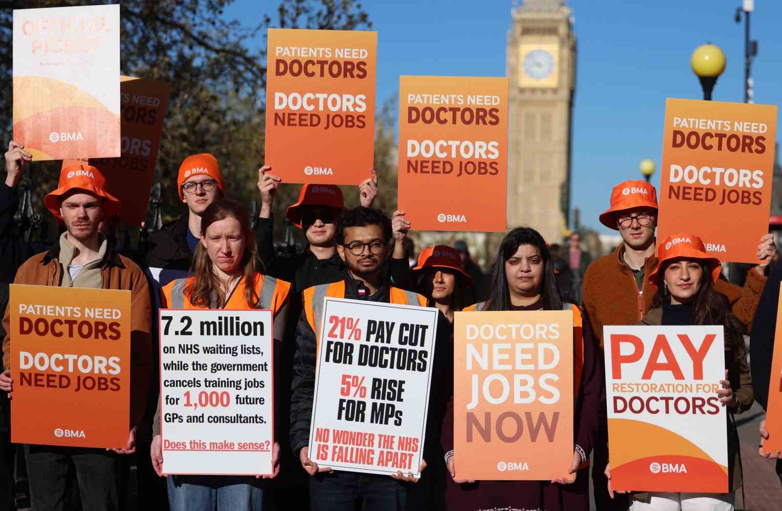 İngiltere’de doktorlardan 6 günlük iş bırakma eylemi
İngiltere’de doktorlardan 6 günlük iş bırakma eylemi