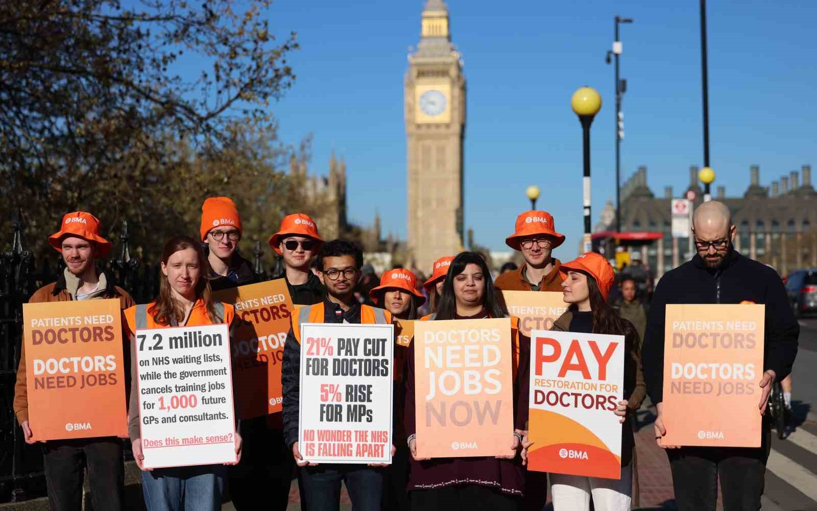 İngiltere’de doktorlardan 6 günlük iş bırakma eylemi
İngiltere’de doktorlardan 6 günlük iş bırakma eylemi