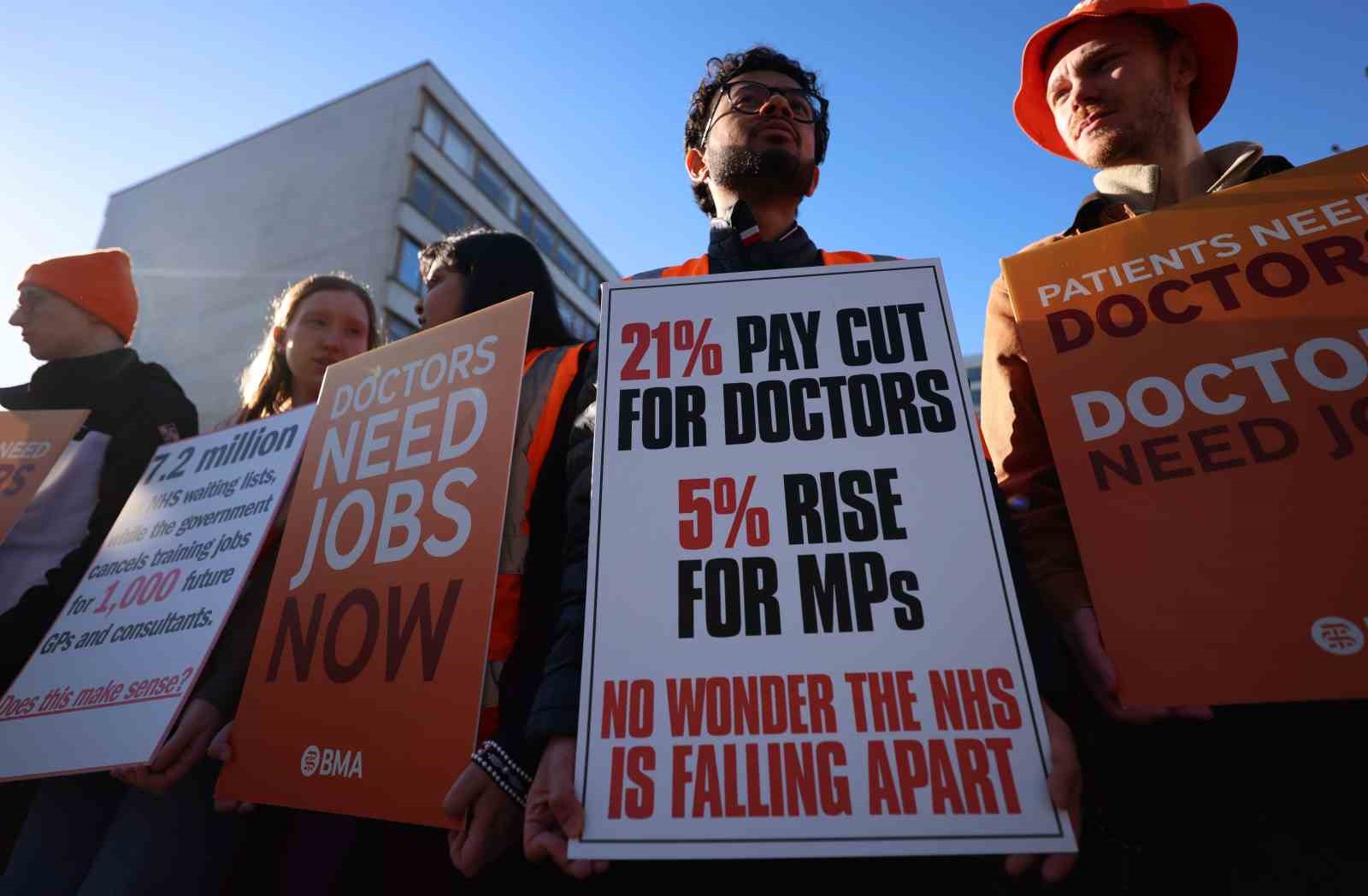 İngiltere’de doktorlardan 6 günlük iş bırakma eylemi
İngiltere’de doktorlardan 6 günlük iş bırakma eylemi