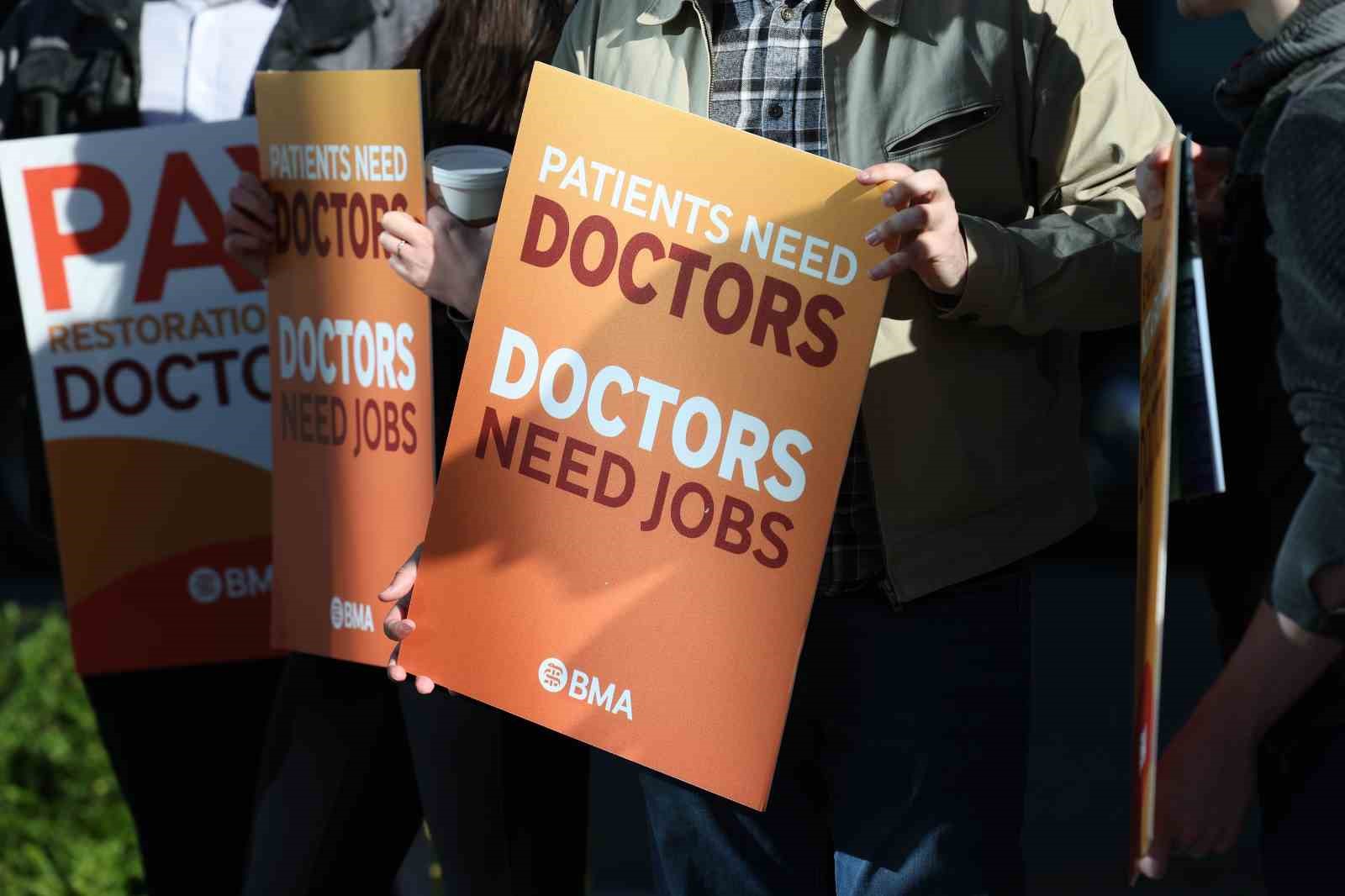 İngiltere’de doktorlardan 6 günlük iş bırakma eylemi
İngiltere’de doktorlardan 6 günlük iş bırakma eylemi