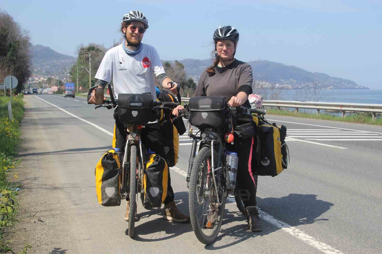 İngiltere’den çıkıp 6 kıtayı bisikletle geçmeyi hedefleyen iki maceracı Ordu’ya ulaştı

