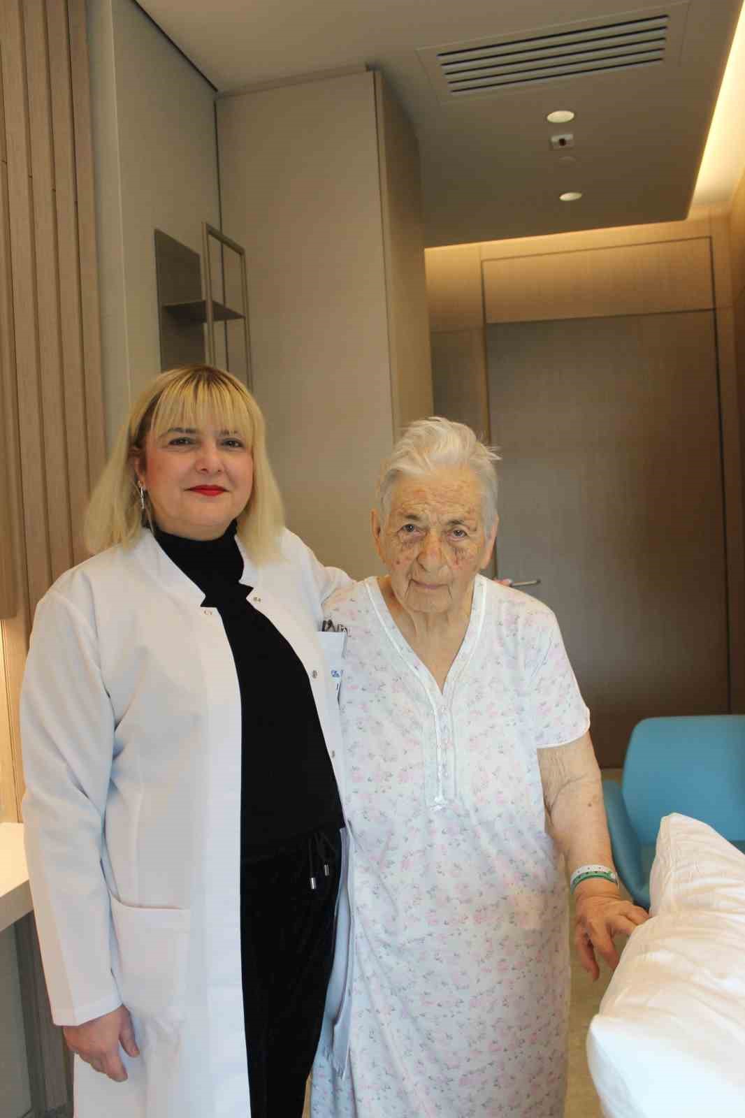 İnme geçiren 93 yaşındaki hasta akut tedaviyle ayağa kalktı
İnme geçiren 93 yaşındaki hasta akut tedaviyle ayağa kalktı