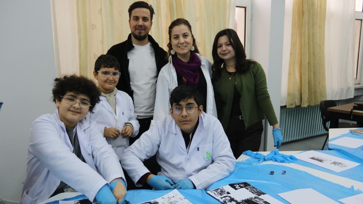 İnönü Üniversitesi’nde çocuklar, özgün baskı resim atölyesi etkinliğinde hünerlerini sergiledi
