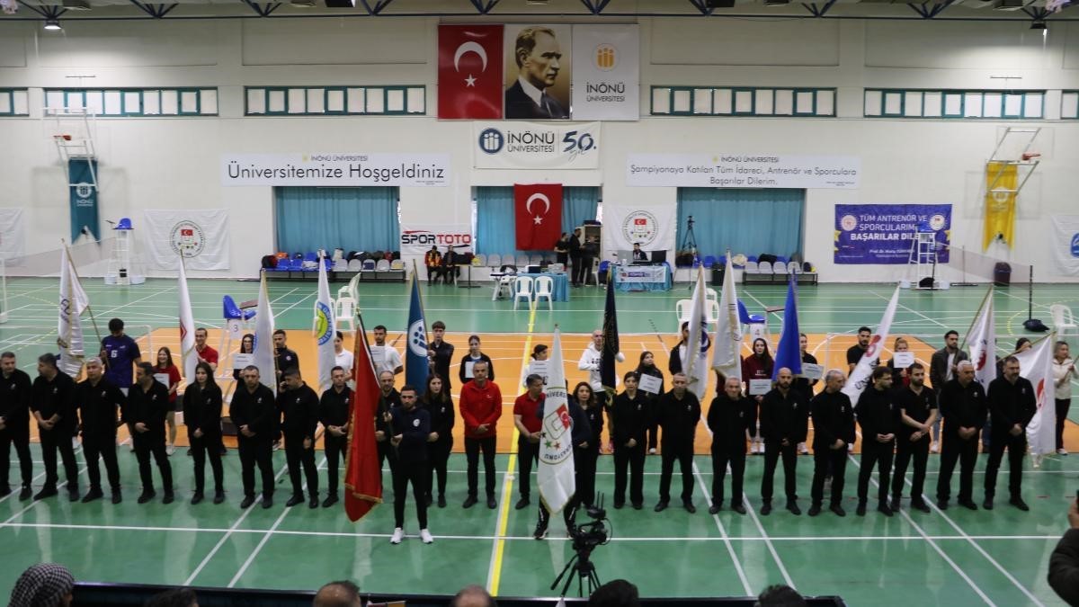 İnönü Üniversitesinin ev sahipliğinde badminton müsabakaları başladı
İnönü Üniversitesinin ev sahipliğinde badminton müsabakaları başladı