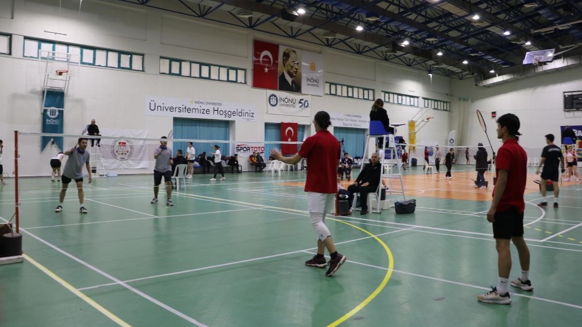 İnönü Üniversitesinin ev sahipliğinde badminton müsabakaları başladı
İnönü Üniversitesinin ev sahipliğinde badminton müsabakaları başladı