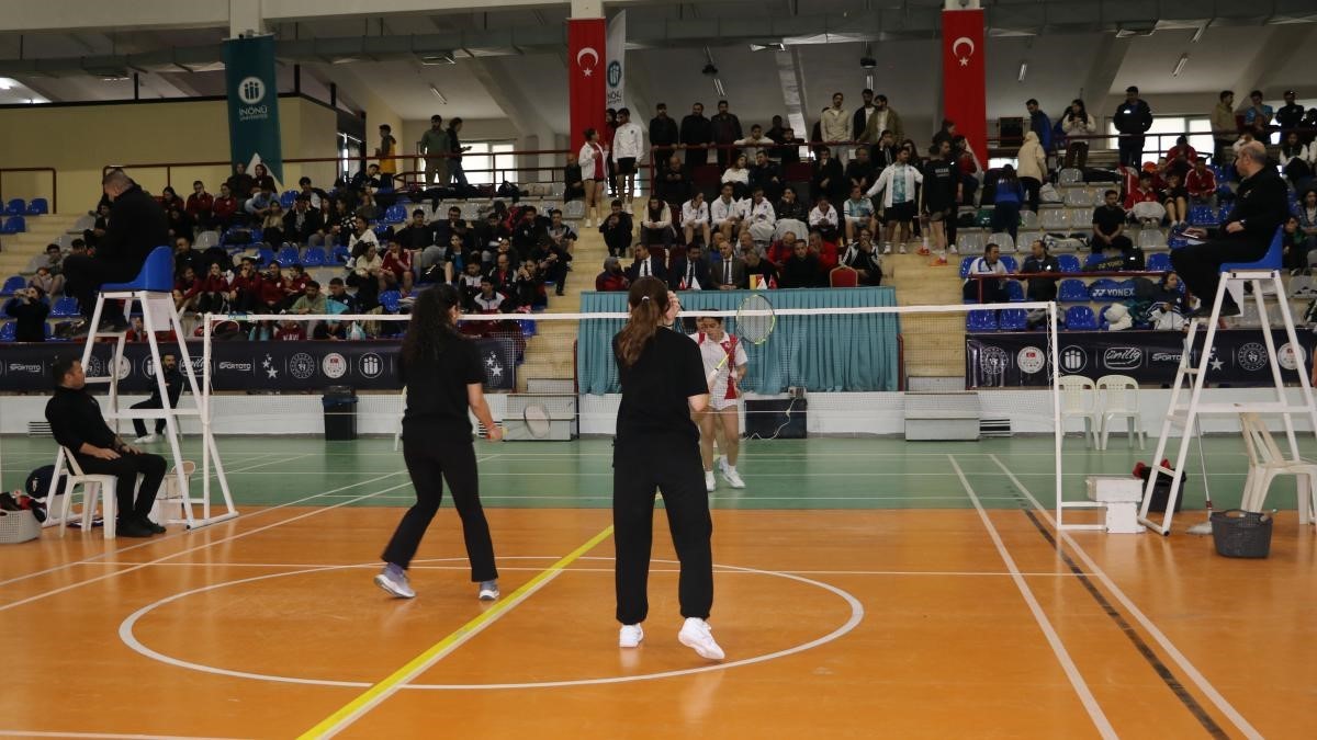 İnönü Üniversitesinin ev sahipliğinde badminton müsabakaları başladı
İnönü Üniversitesinin ev sahipliğinde badminton müsabakaları başladı