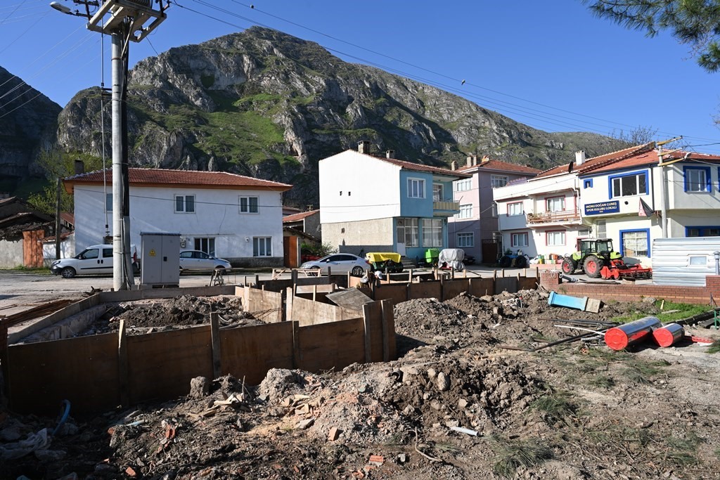 İnönü’de inşaat ve çevre düzenleme çalışmaları
