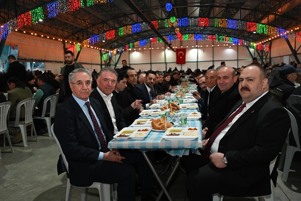 İnönü’de Kadir Gecesi’nde binlerce kişi iftar sofrasında buluştu
