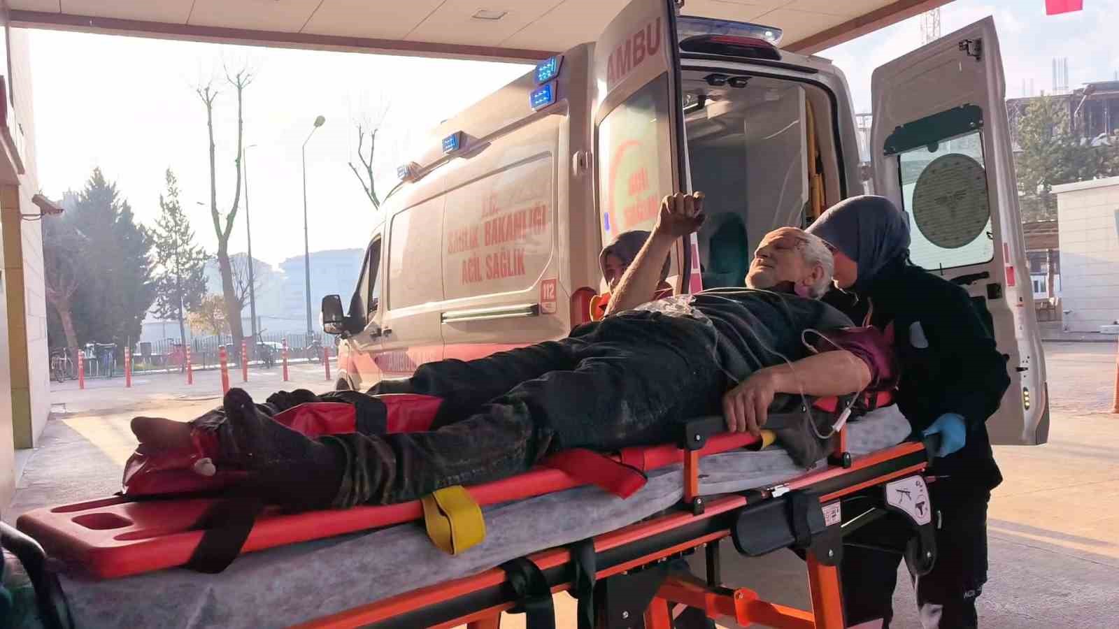 İnşaat demirlerinin altında kalan işçi yaralandı
