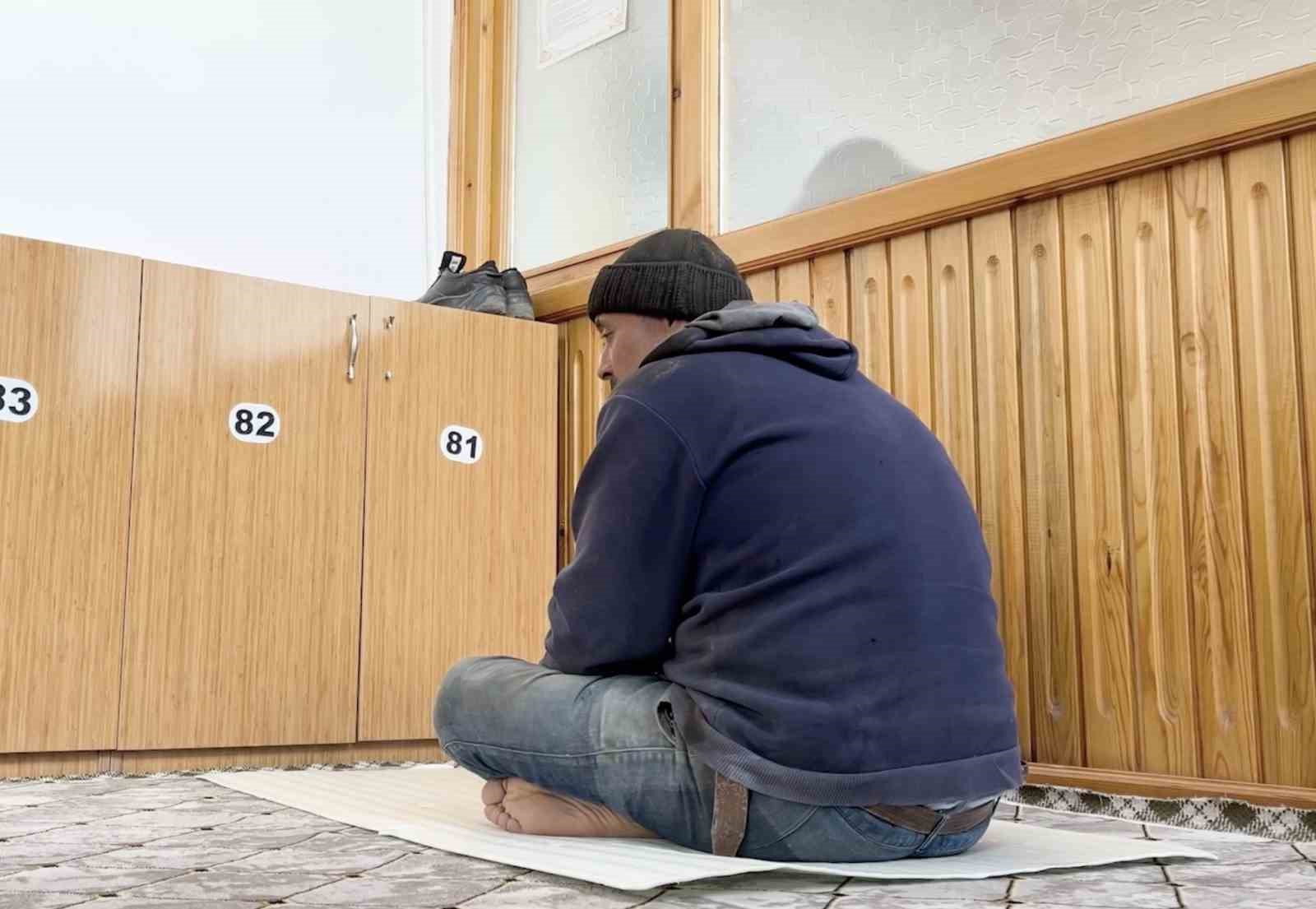 İnşaat işçisinden örnek davranış: Camiyi kirletmemek için nalburdan aldığı malzemenin üzerinde namazını kıldı
