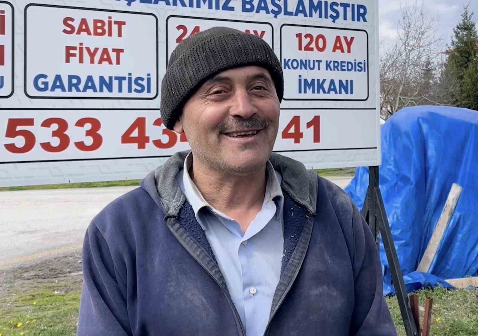 İnşaat işçisinden örnek davranış: Camiyi kirletmemek için nalburdan aldığı malzemenin üzerinde namazını kıldı
