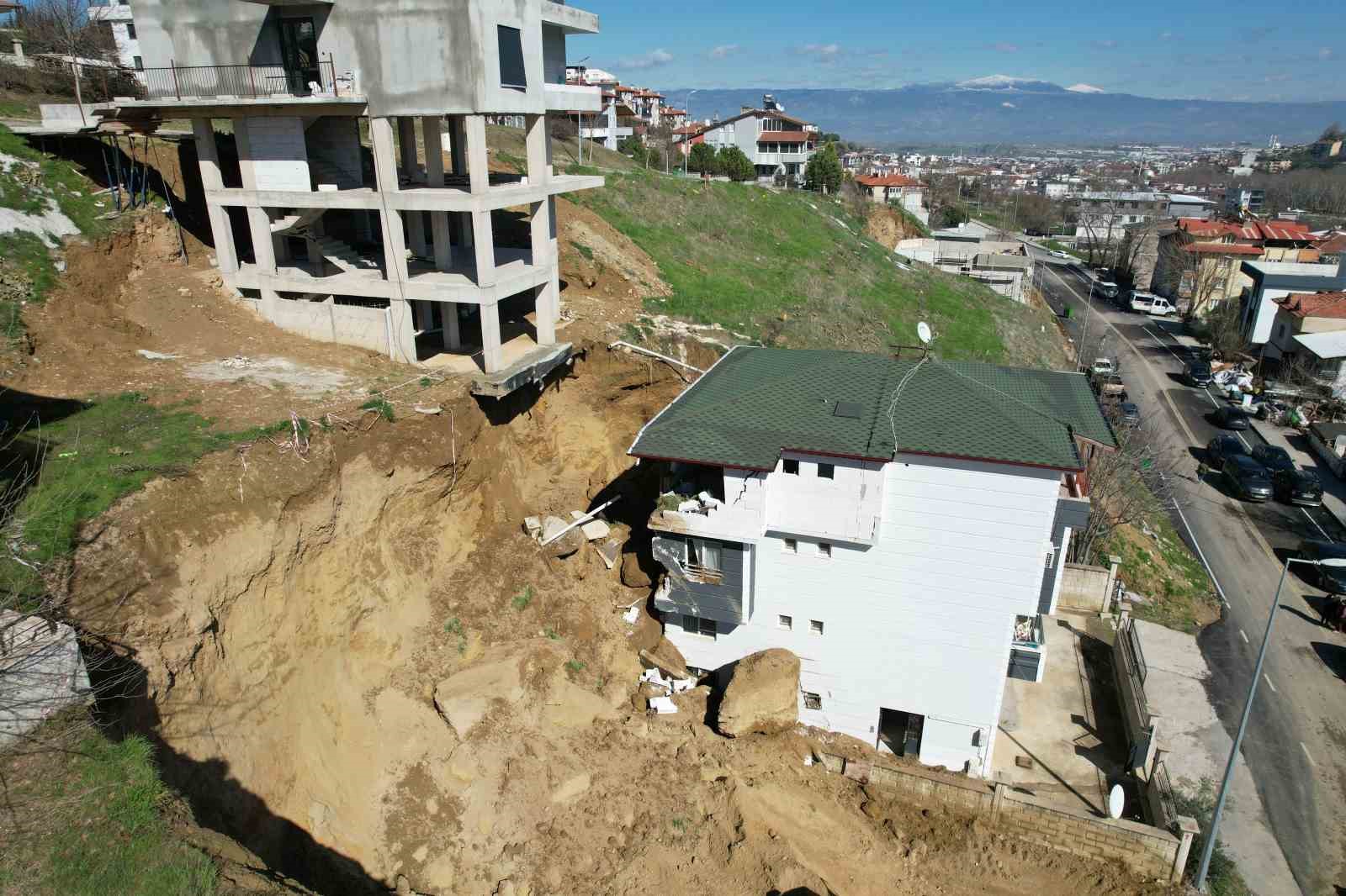 İnşaat kazısında kopan dev kaya parçası yanındaki binada hasara yol açtı

