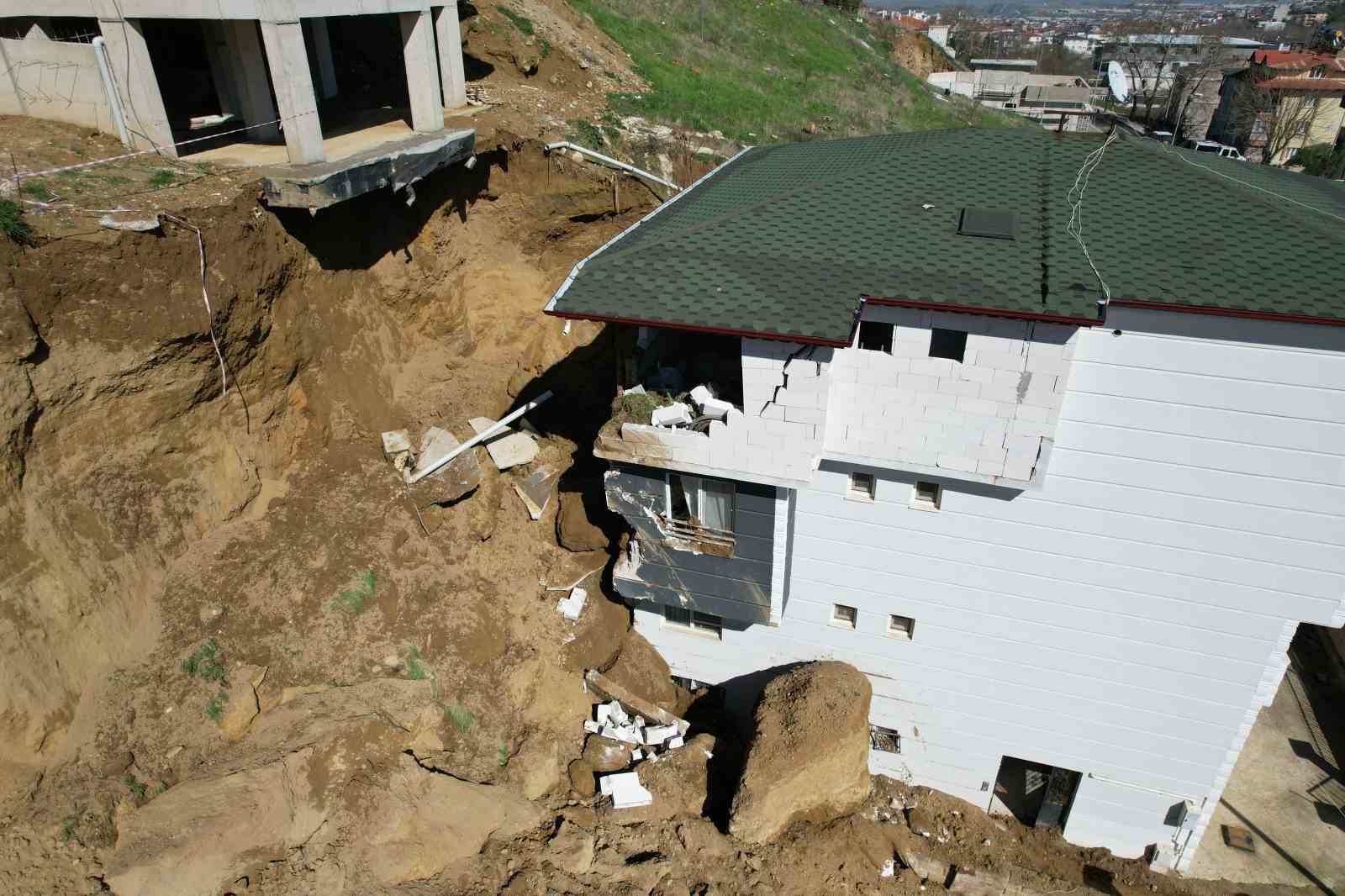 İnşaat kazısında kopan dev kaya parçası yanındaki binada hasara yol açtı

