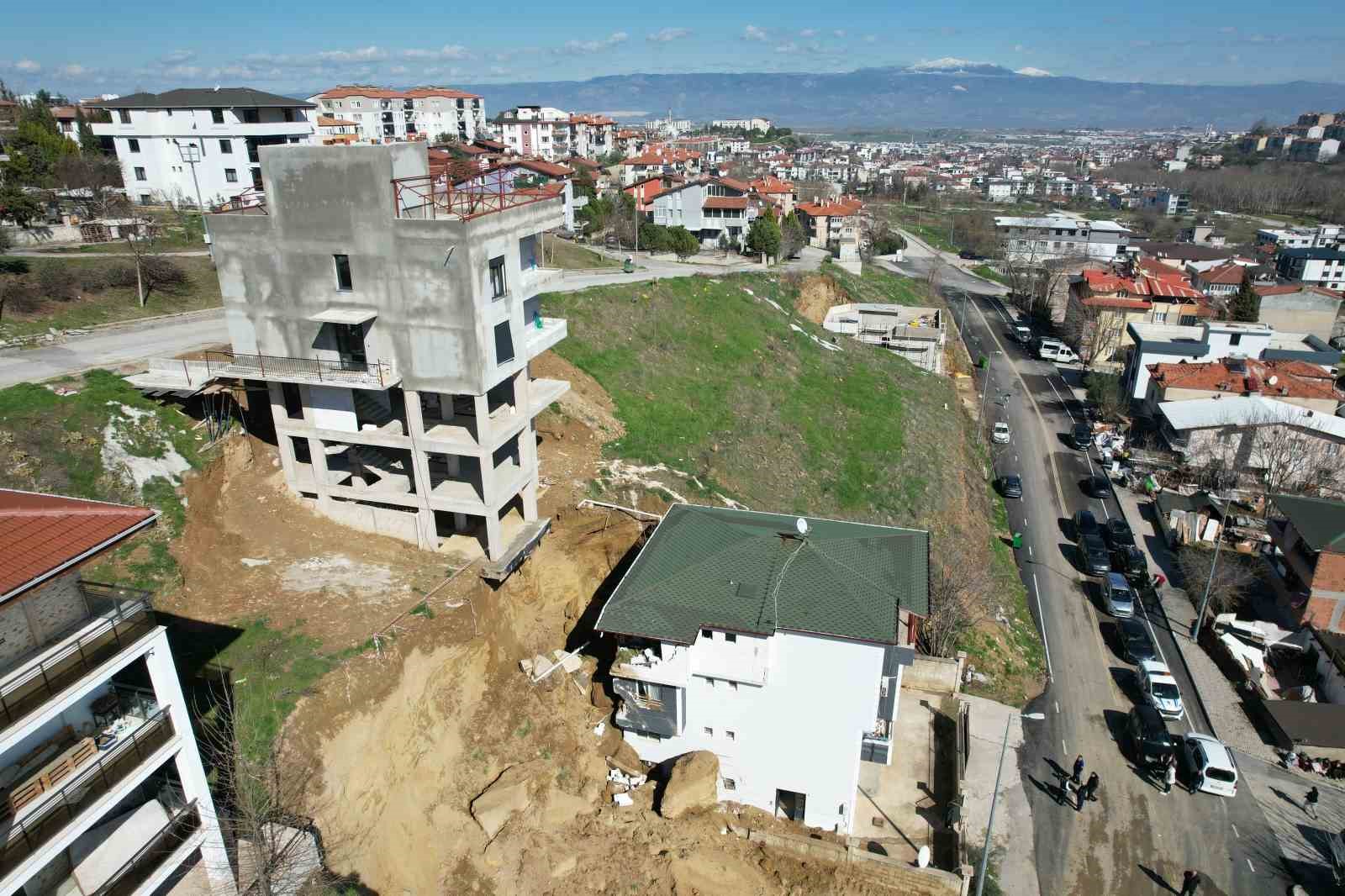 İnşaat kazısında kopan dev kaya parçası yanındaki binada hasara yol açtı
