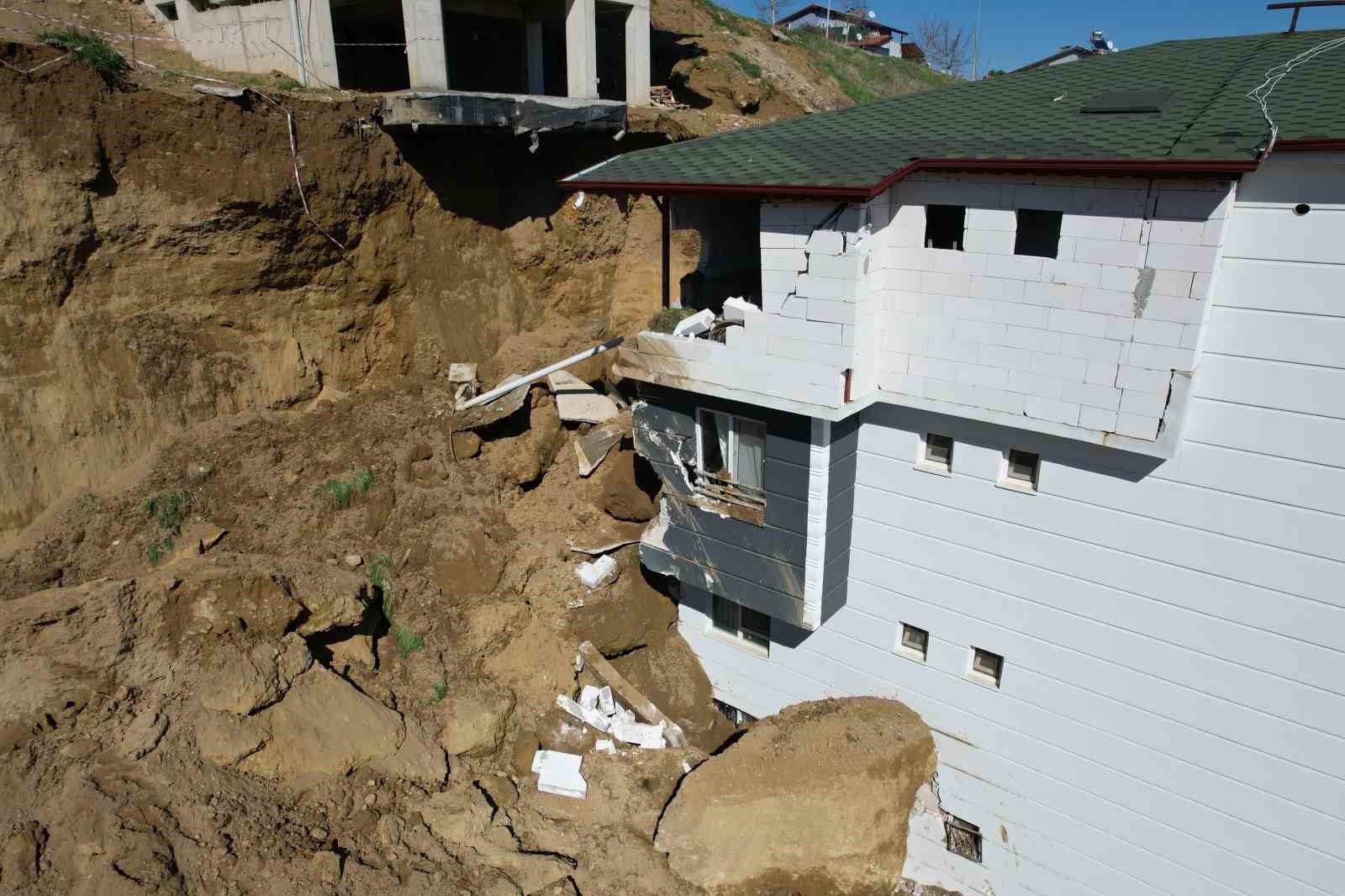 İnşaat kazısında kopan dev kaya parçası yanındaki binada hasara yol açtı
