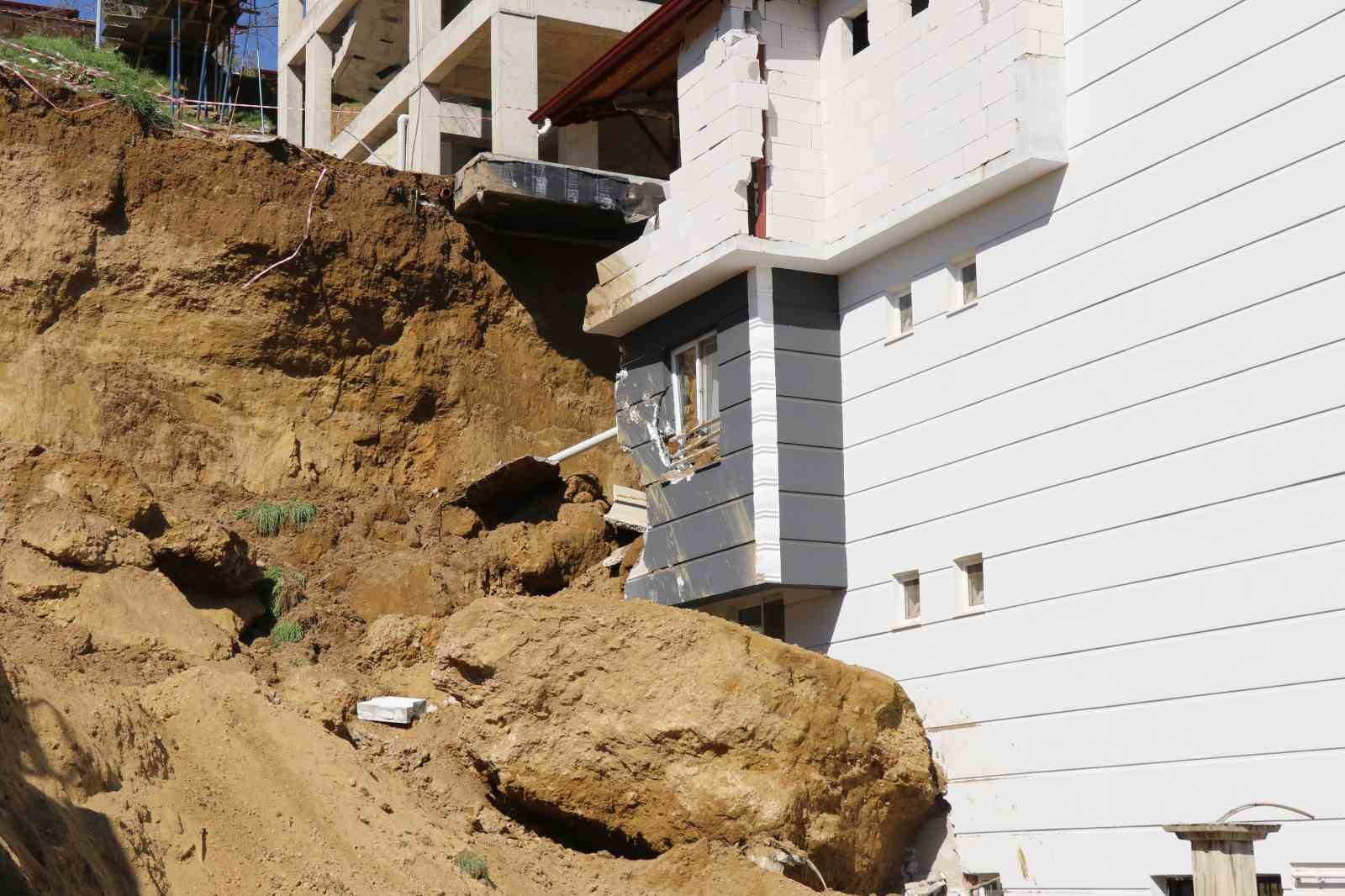 İnşaat kazısında kopan dev kaya parçası yanındaki binada hasara yol açtı
