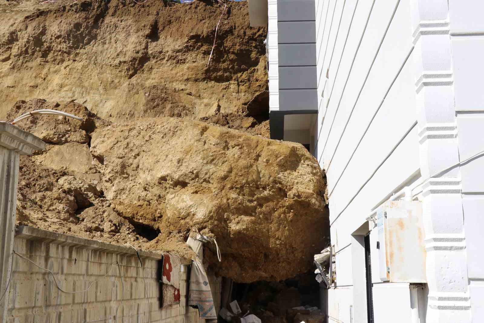 İnşaat kazısında kopan dev kaya parçası yanındaki binada hasara yol açtı
