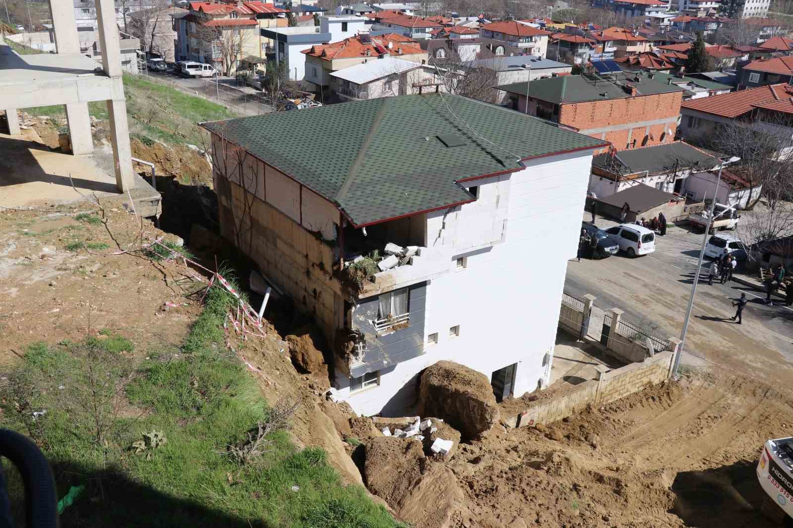 İnşaat kazısında kopan dev kaya parçası yanındaki binada hasara yol açtı
