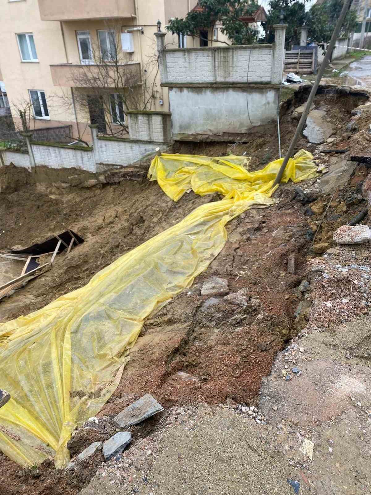 İnşaat kazısında toprak kaydı, yolun bir bölümü çöktü
