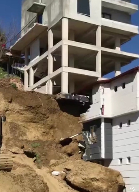 İnşaat kazısından kopan kaya bitişik binanın üzerine düştü
