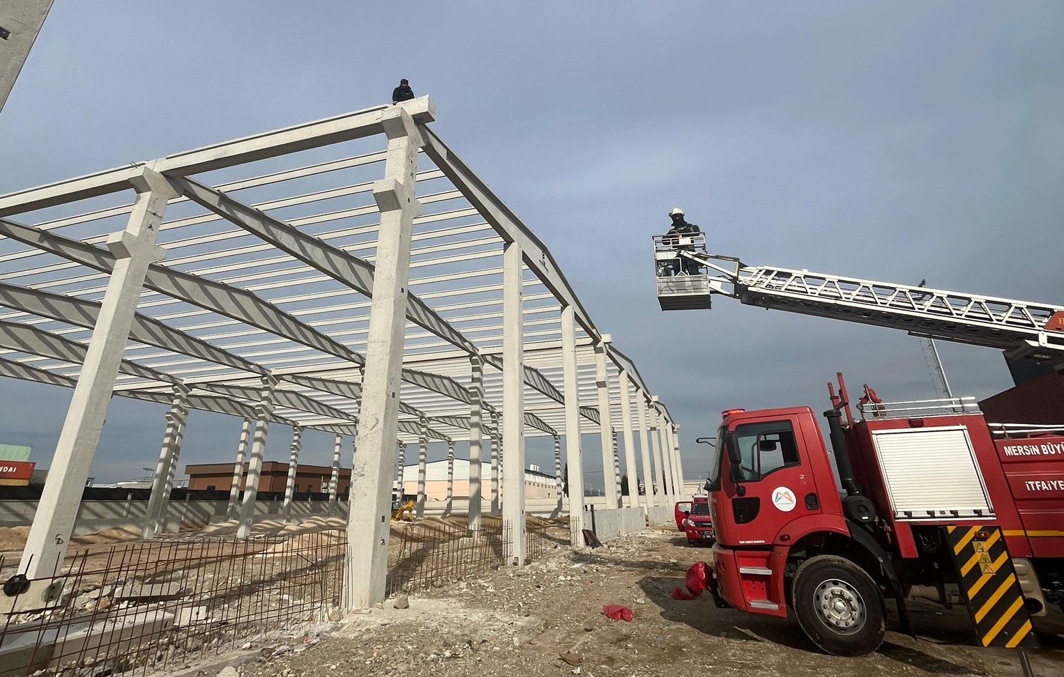 İnşaat sahasında çökme: 3 işçi yaralandı, mahsur kalan 1 kişi kurtarıldı
