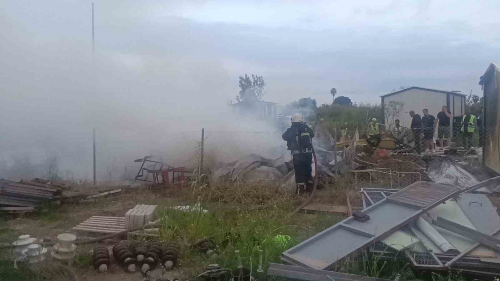 İnşaat şantiyesinde konteyner yangını
