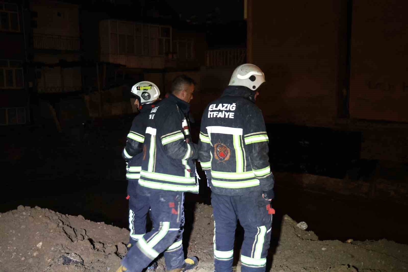 İnşaat temeline dolan yağmur suyu ekiplerce tahliye edildi
