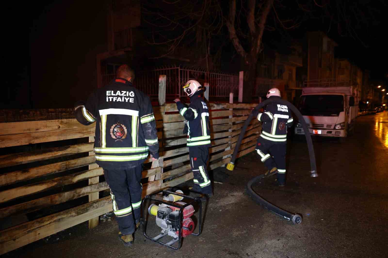 İnşaat temeline dolan yağmur suyu ekiplerce tahliye edildi
