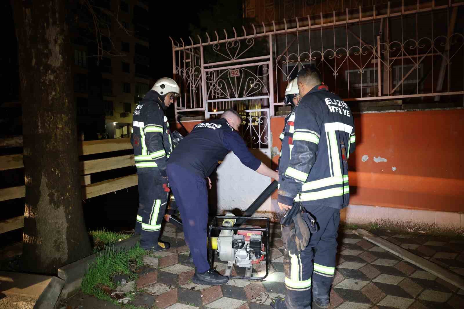 İnşaat temeline dolan yağmur suyu ekiplerce tahliye edildi
