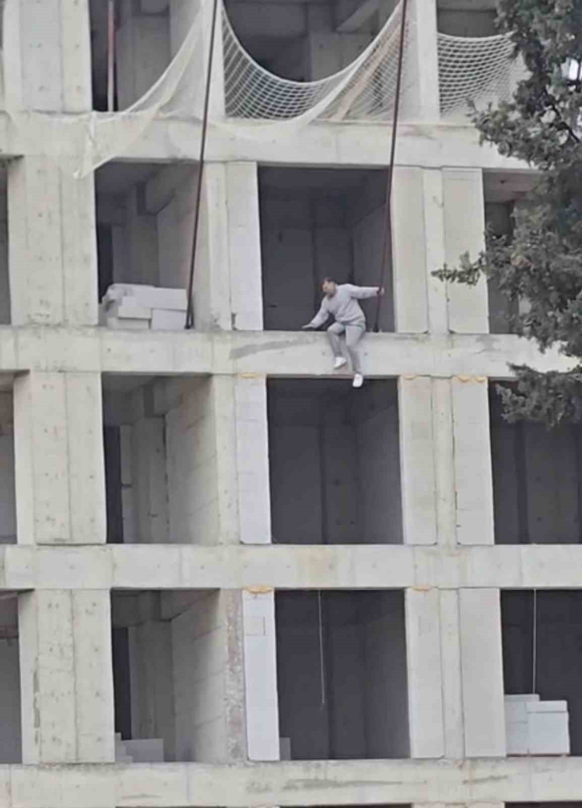 İnşaata çıkıp atlamak isteyen kişi ikna edildi
