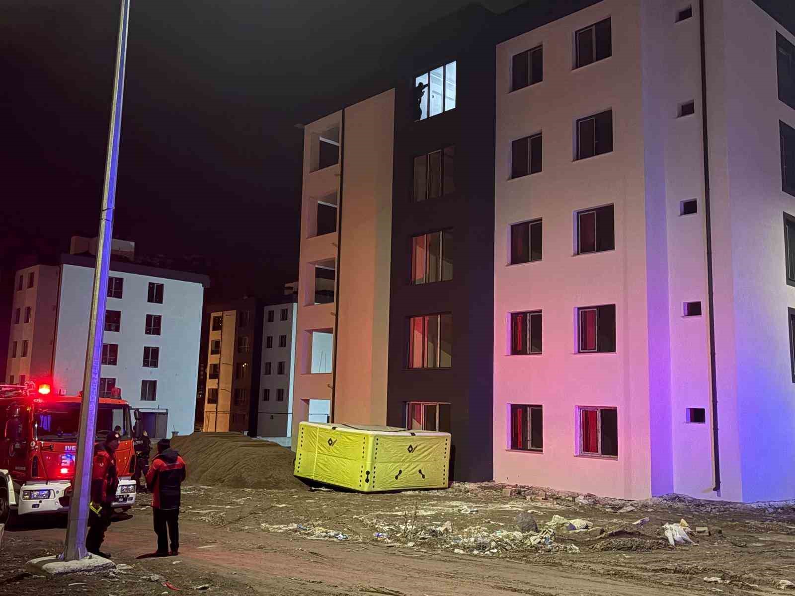 İnşaatın çatısına çıkan şahsı polis ikna etti
