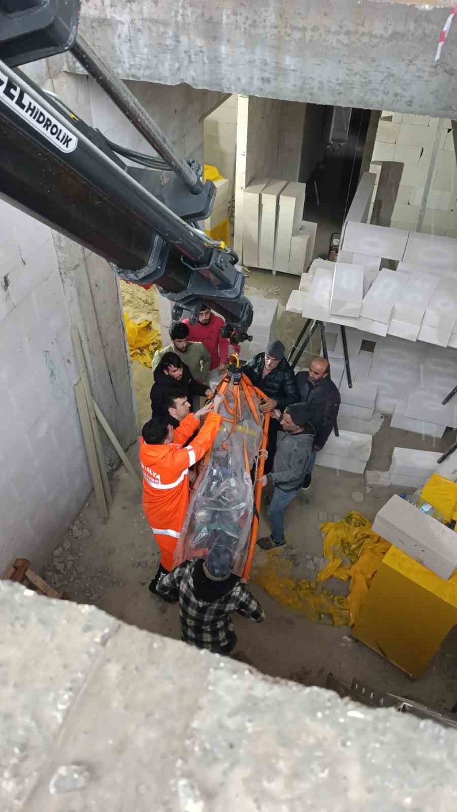 İnşaatta düşen işçi vinç yardımıyla kurtarıldı
