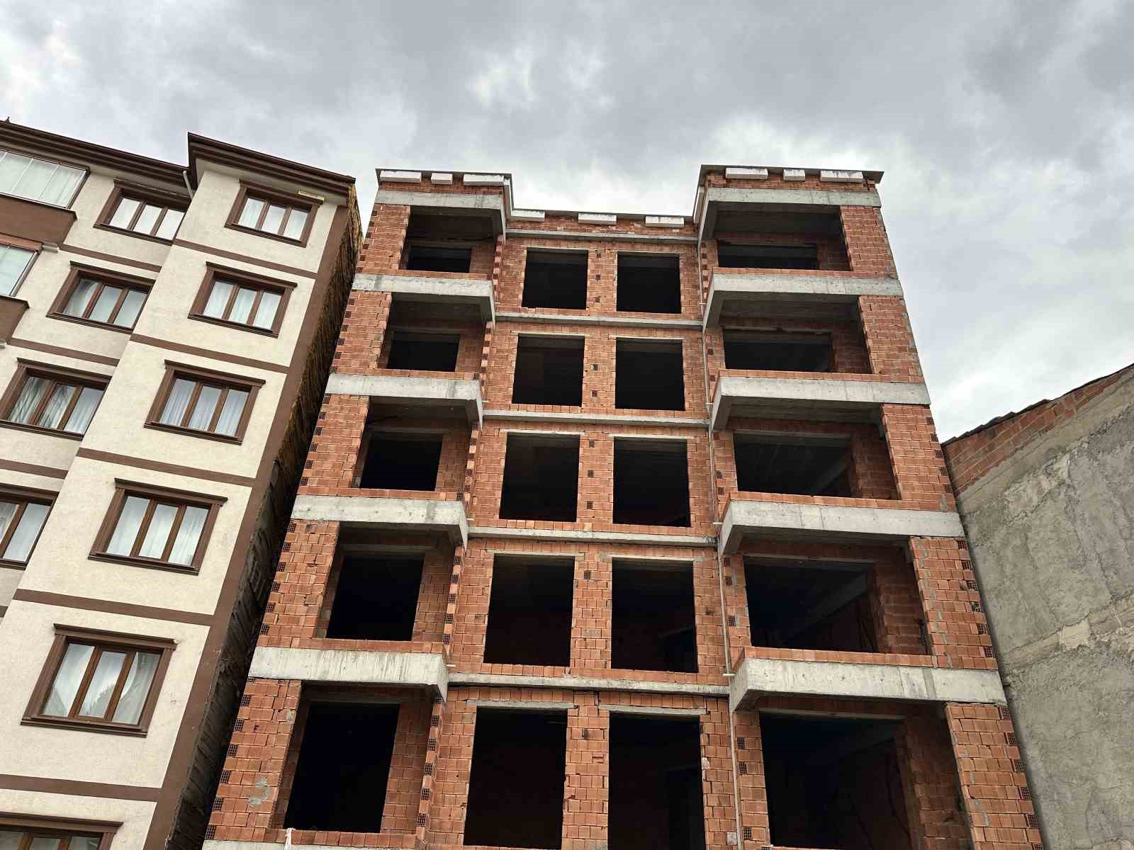 İnşaatta kafasına mutfak tüpü düşen işçi hayatını kaybetti
