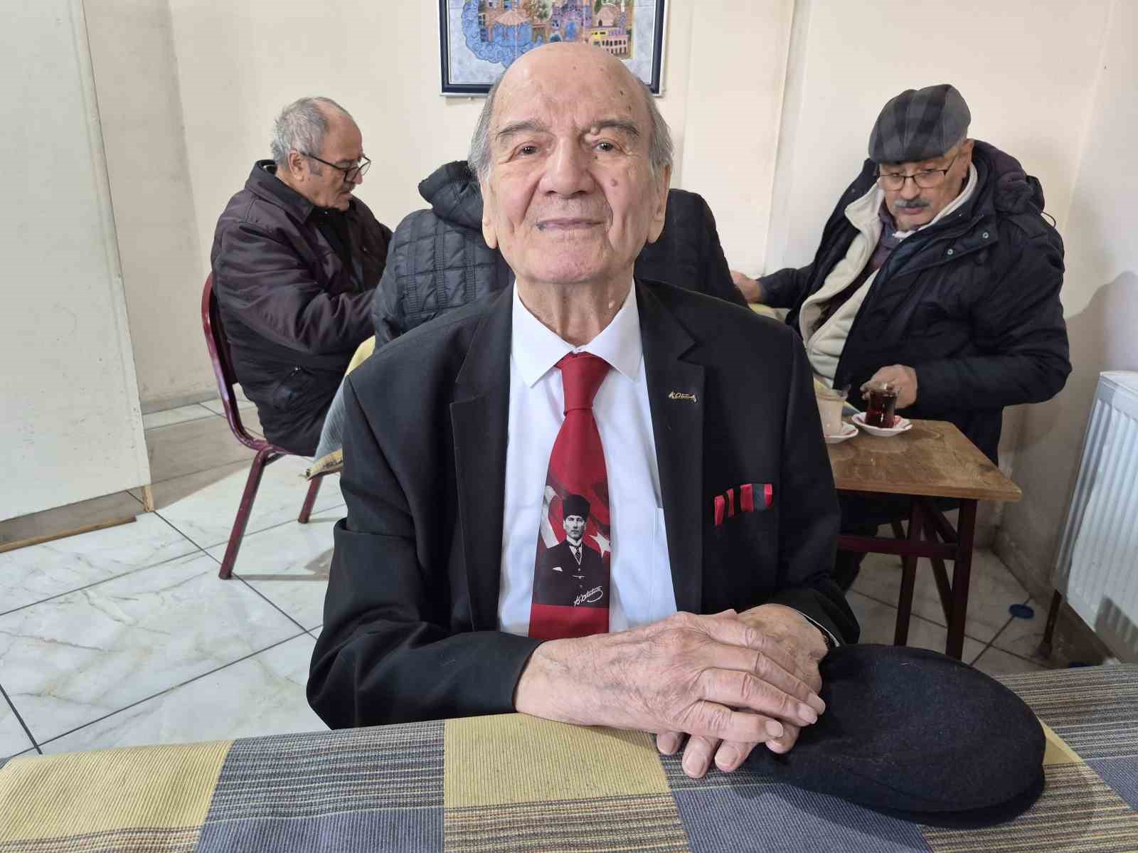 İnsanlara olan sevgi ve saygısından yıllardır takım elbise giyiyor
