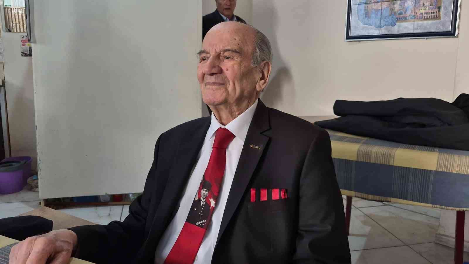 İnsanlara olan sevgi ve saygısından yıllardır takım elbise giyiyor
