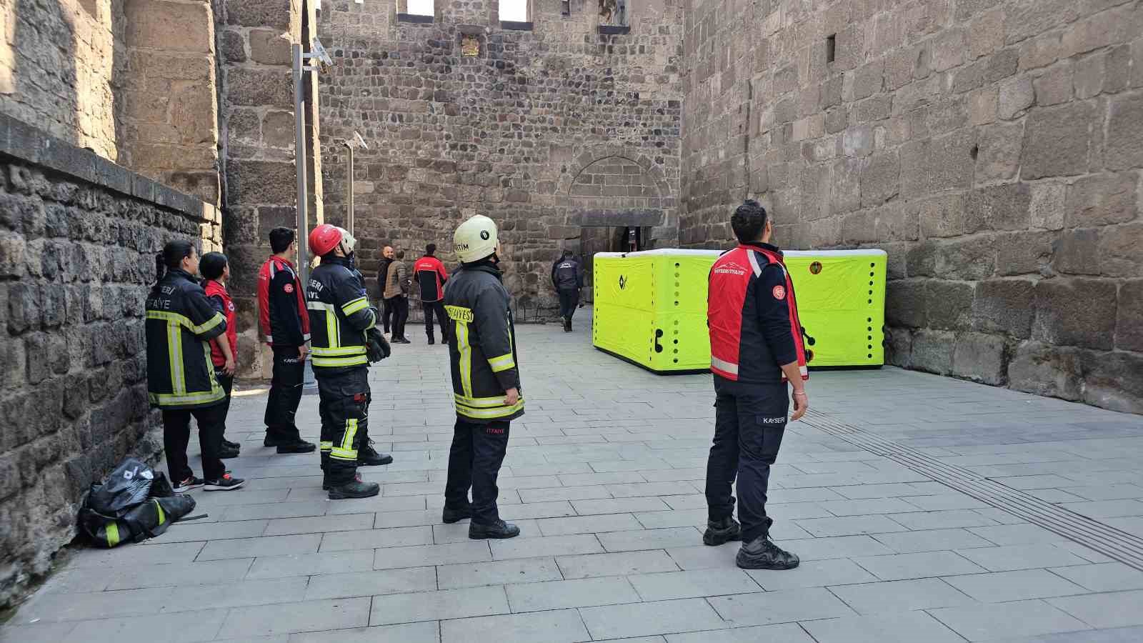 İntihardan vazgeçti, gazeteciye saldırdı
