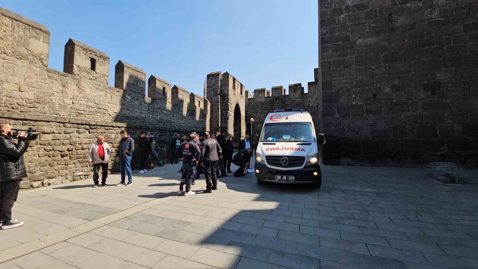 İntihardan vazgeçti, gazeteciye saldırdı
