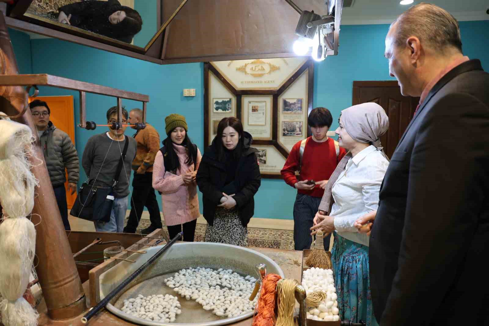 İpeğin ilmeklerinde yaşayan kültür
