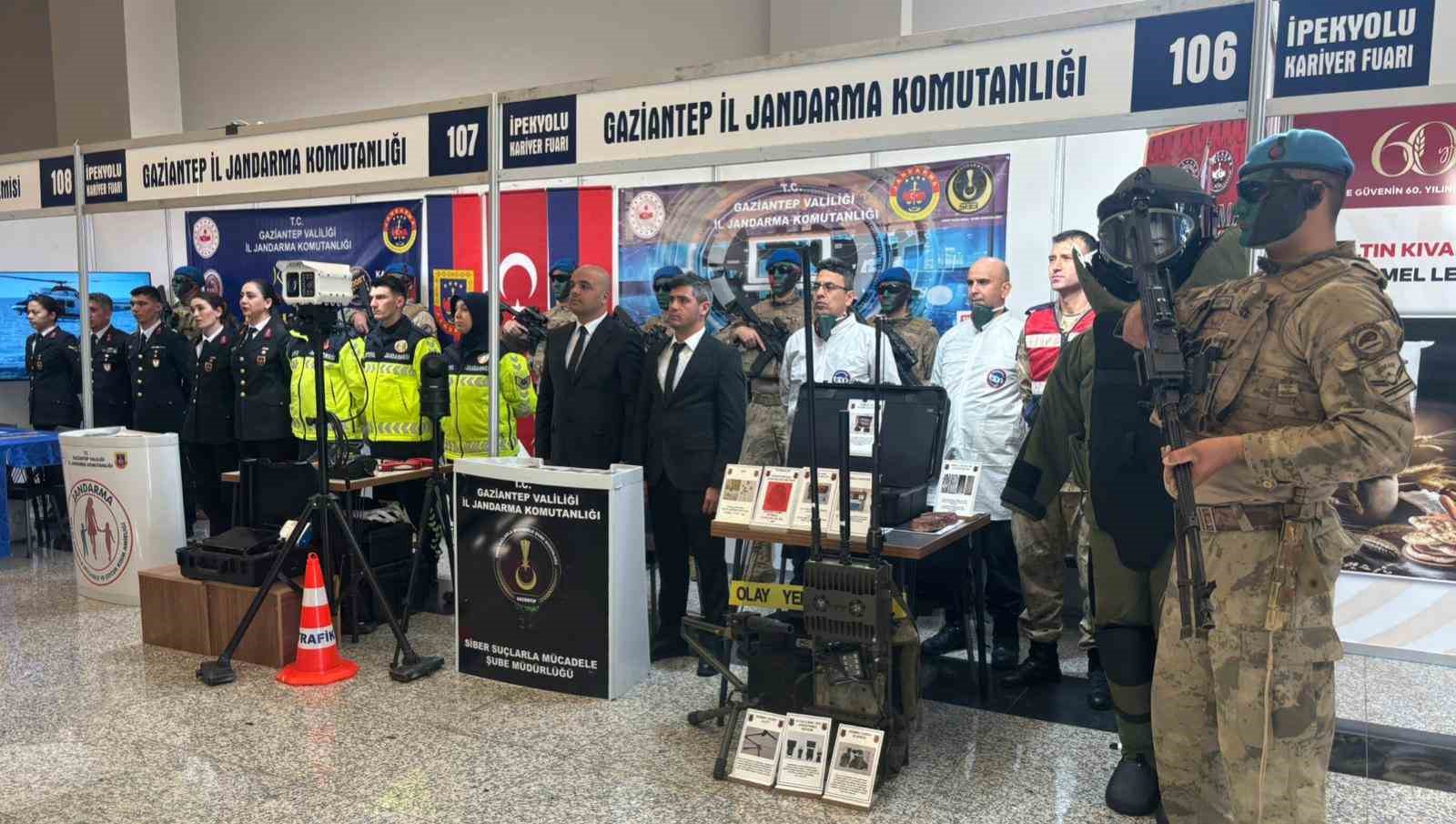 İpekyolu Bölgesel Kariyer Fuarı’nda jandarma standına yoğun ilgi
