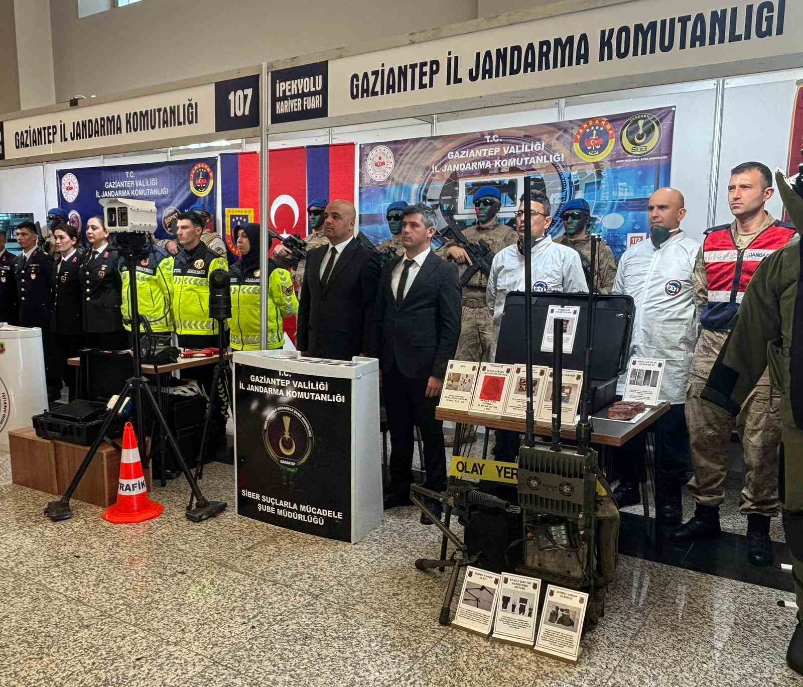 İpekyolu Bölgesel Kariyer Fuarı’nda jandarma standına yoğun ilgi
